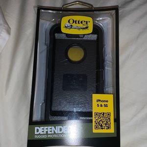 iPhone 5 & 5s otter box phone case in black